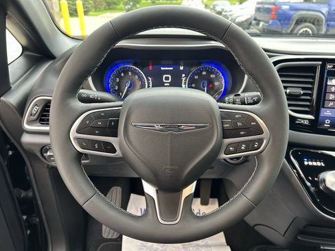 Used 2025 Chrysler Pacifica Select FWD image 23