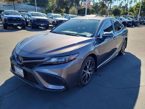 Used 2023 Toyota Camry SE image 4