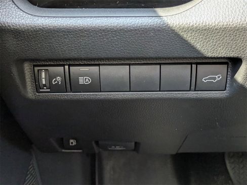 Used 2022 Toyota RAV4 XLE Premium image 25