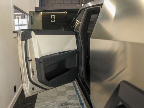 Used 2024 Tesla Cybertruck AWD Crew Cab image 29