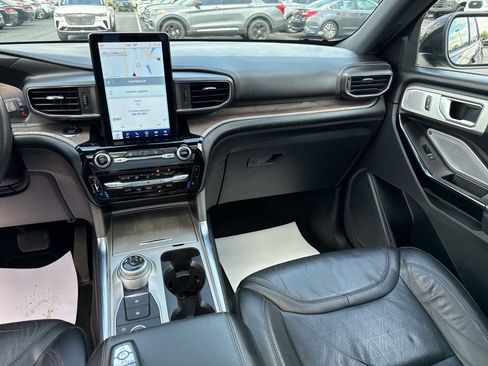 Used 2022 Ford Explorer Platinum w/ Equipment Group 601A AWD/4WD image 11