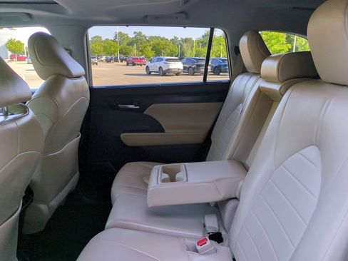 Used 2023 Toyota Highlander XLE AWD/4WD image 14