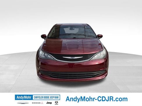 Used 2017 Chrysler Pacifica Touring FWD image 2