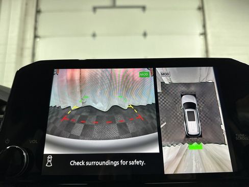 Used 2024 Nissan Pathfinder Platinum image 31