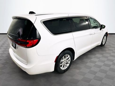 New 2026 Chrysler Pacifica Select FWD image 4