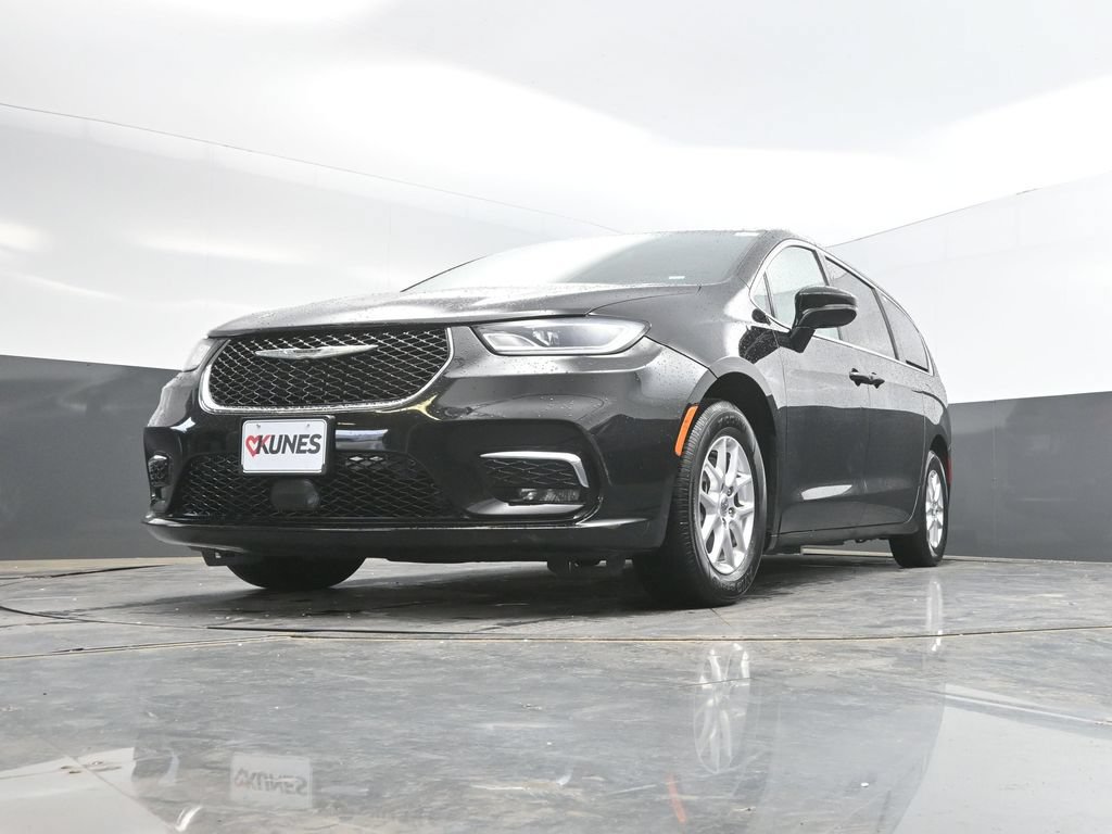 Used 2024 Chrysler Pacifica Touring-L FWD image 33