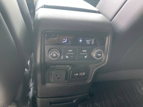 Used 2022 GMC Acadia SLT w/ Elevation Edition FWD image 22