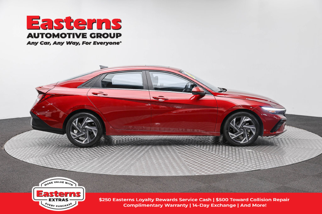 Used 2025 Hyundai Elantra SEL FWD image 5