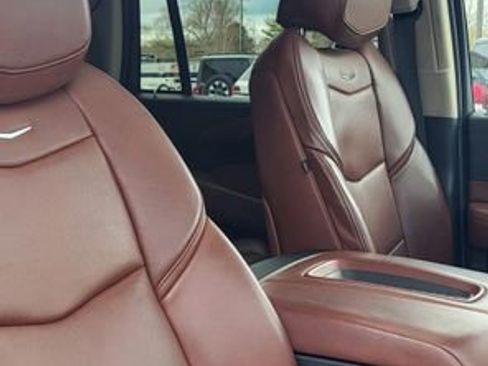 Used 2019 Cadillac Escalade Luxury AWD/4WD image 16