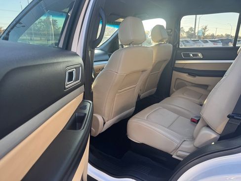 Used 2016 Ford Explorer XLT w/ Equipment Group 202A image 10