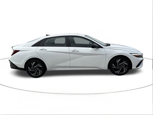 Used 2025 Hyundai Elantra Sport FWD image 2