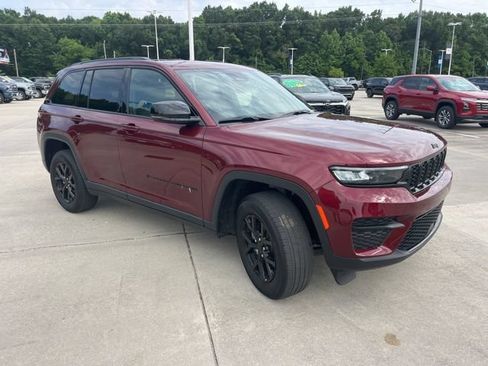 Used 2025 Jeep Grand Cherokee Altitude AWD/4WD image 11