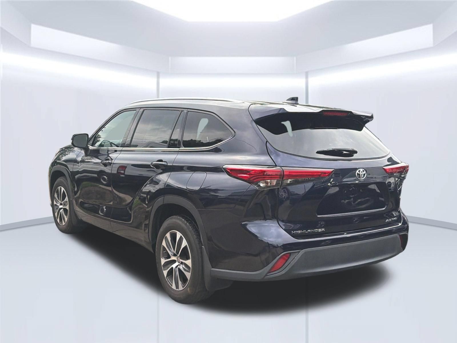 Used 2021 Toyota Highlander XLE AWD/4WD image 4