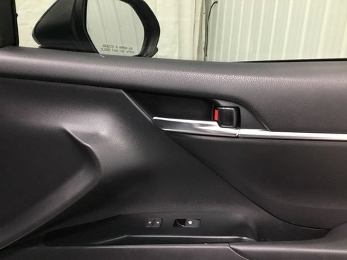Used 2019 Toyota Camry SE FWD image 18