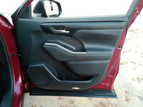 Used 2021 Toyota Highlander XLE image 22