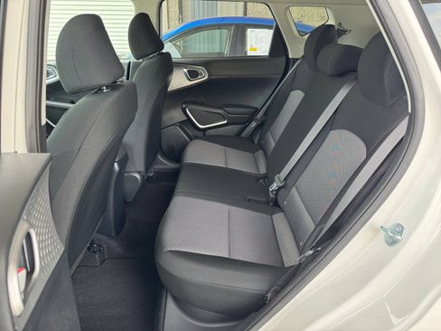 Used 2025 Kia Soul LX w/ LX Technology Package FWD image 23