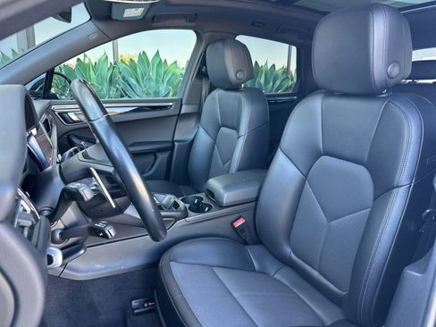 Certified 2024 Porsche Macan AWD/4WD image 6