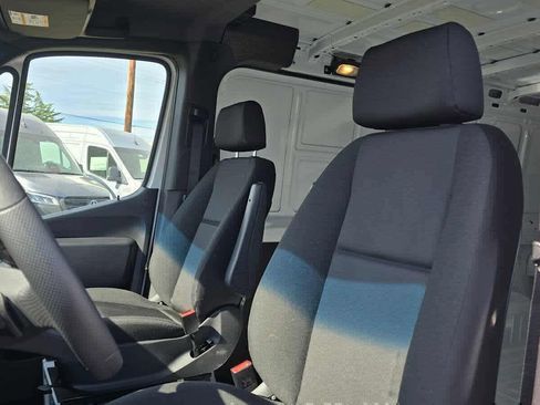 Used 2025 Mercedes-Benz Sprinter 2500 image 25