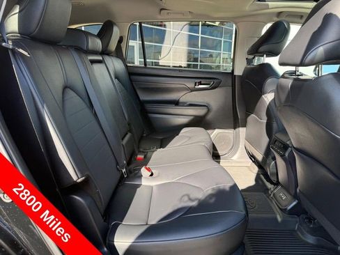 Used 2025 Toyota Highlander XLE AWD/4WD image 12