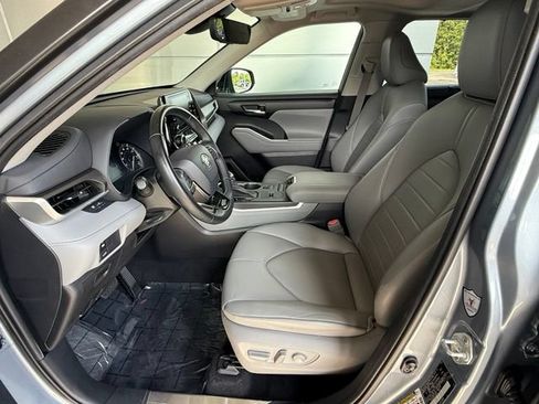 Used 2020 Toyota Highlander XLE FWD image 12
