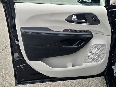 Certified 2024 Chrysler Pacifica Touring-L image 23