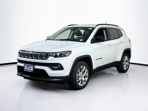 Used 2022 Jeep Compass Latitude w/ Sun and Sound Group AWD/4WD image 1