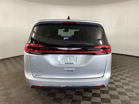 Used 2023 Chrysler Pacifica Touring-L FWD image 3