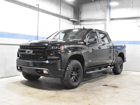 Used 2020 Chevrolet Silverado 1500 LT Trail Boss w/ Midnight Edition AWD/4WD image 2
