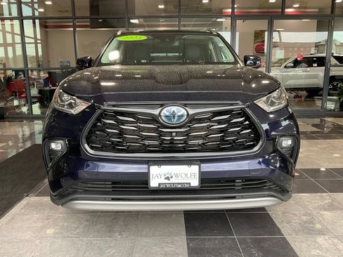 Used 2023 Toyota Highlander Platinum AWD/4WD image 2