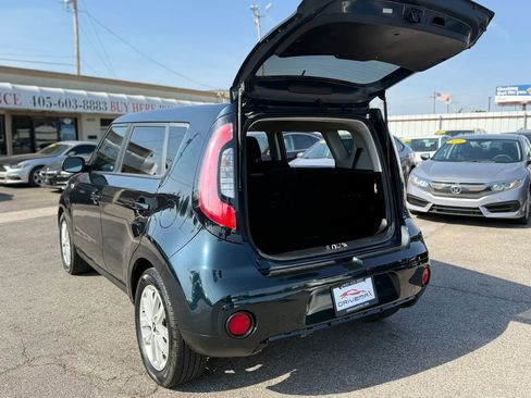 Used 2017 Kia Soul + image 10