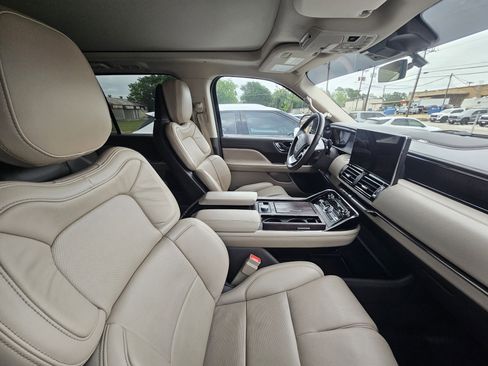 Used 2023 Lincoln Navigator Reserve image 10
