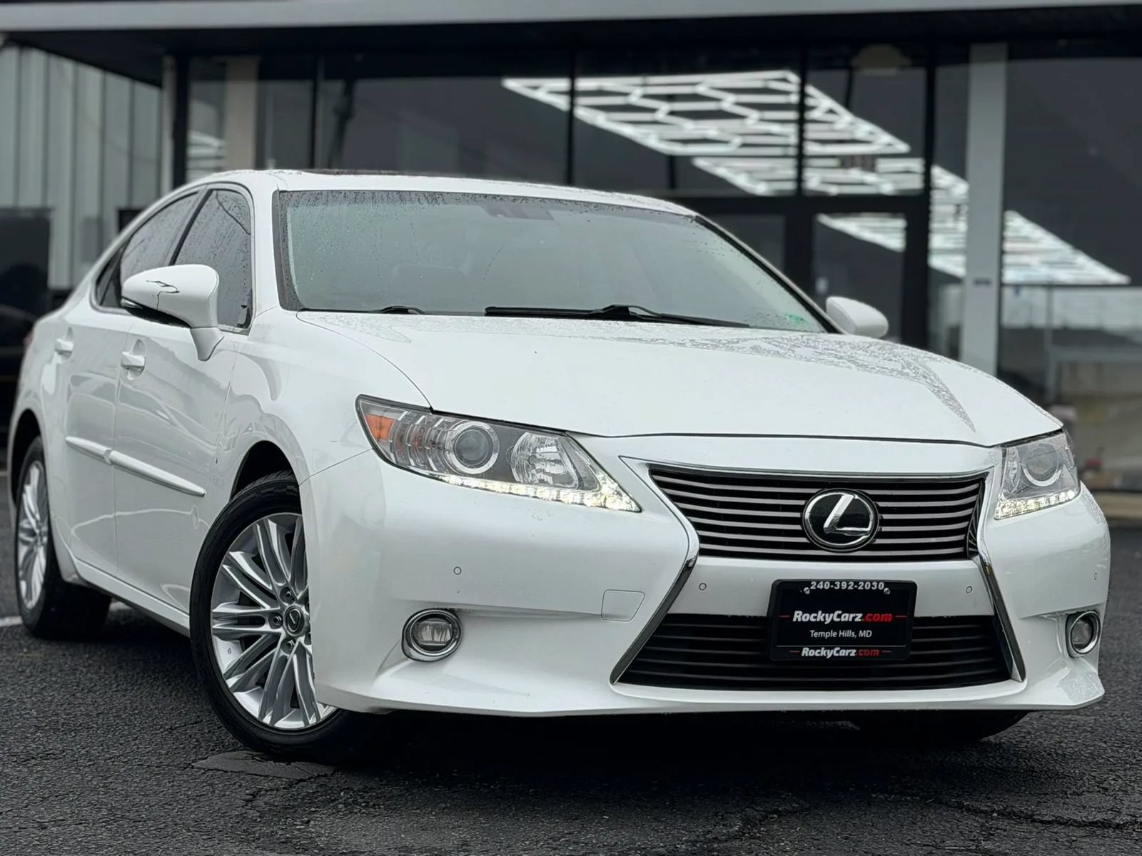 Used 2014 Lexus ES 350 w/ Luxury Package FWD image 2