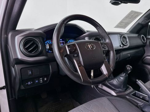 Used 2022 Toyota Tacoma TRD Off-Road AWD/4WD image 9