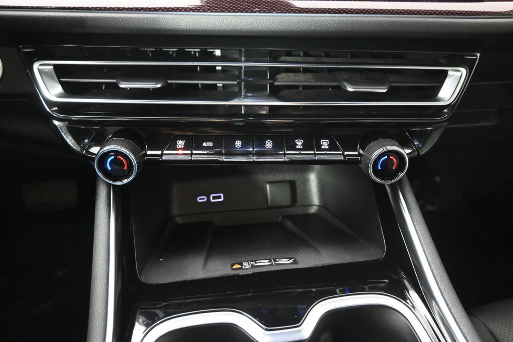 Used 2024 Chevrolet Traverse Z71 w/ Enhanced Driving Package AWD/4WD image 30