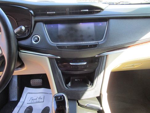 Used 2017 Cadillac XT5 Premium Luxury FWD image 12