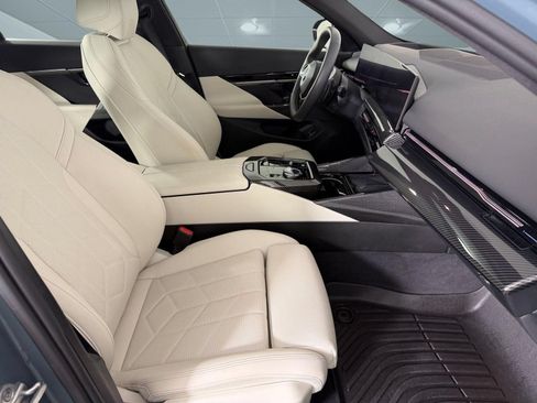 Used 2024 BMW 530i w/ Premium Package RWD image 23