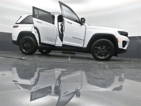 New 2025 Jeep Grand Cherokee Altitude image 47