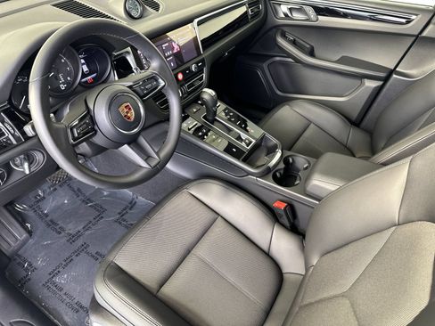 Certified 2026 Porsche Macan AWD/4WD image 4