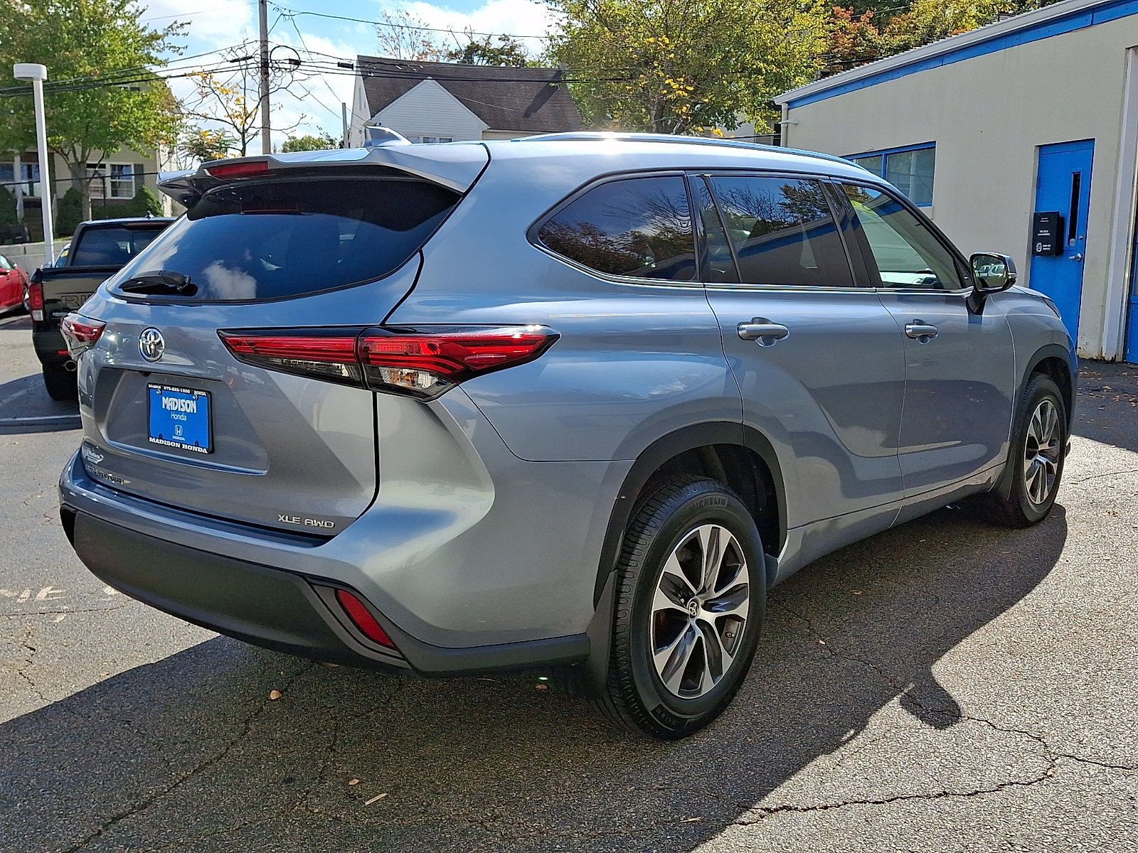 Used 2021 Toyota Highlander XLE AWD/4WD image 4