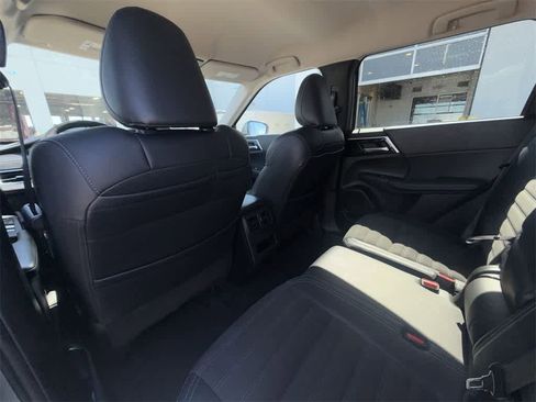Used 2024 Mitsubishi Outlander SE image 12