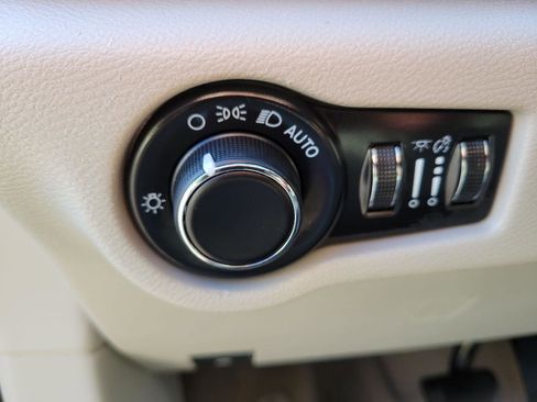 Used 2021 Chrysler Voyager LX image 9