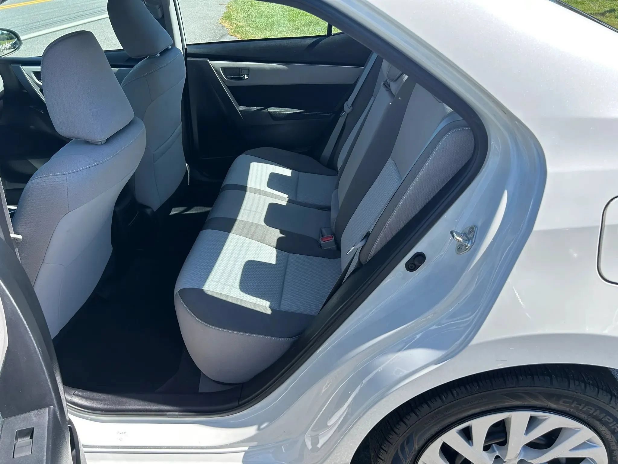 Used 2018 Toyota Corolla LE FWD image 12