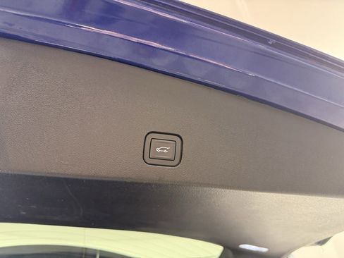 Used 2025 Cadillac XT6 Premium Luxury image 12