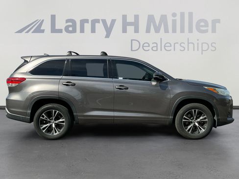 Used 2018 Toyota Highlander Plus FWD image 6