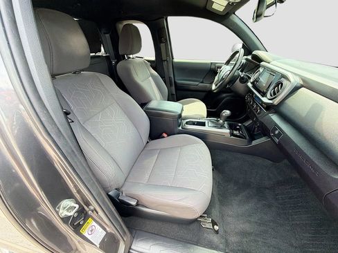 Used 2017 Toyota Tacoma TRD Off-Road AWD/4WD image 30
