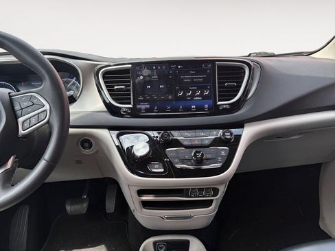 Used 2023 Chrysler Pacifica Touring-L FWD image 11