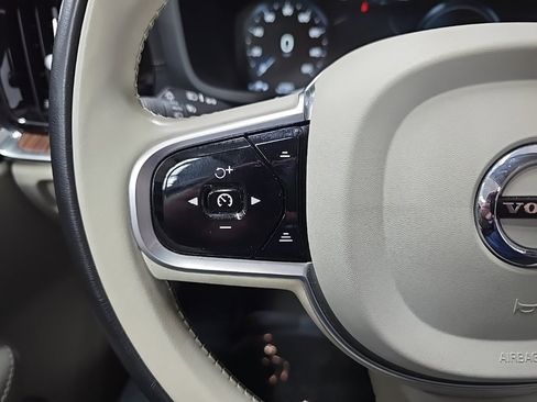 Used 2019 Volvo S60 T8 Inscription image 21