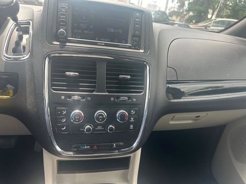 Used 2019 Dodge Grand Caravan SXT FWD image 19