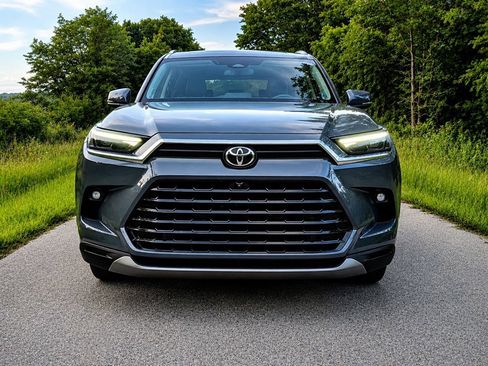 Used 2024 Toyota Grand Highlander AWD image 3