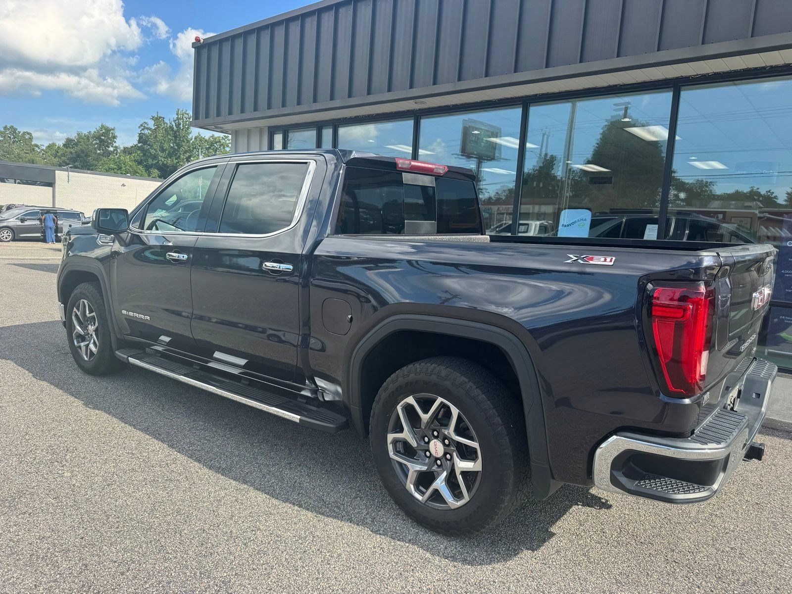 Used 2023 GMC Sierra 1500 SLT w/ SLT Premium Package AWD/4WD image 3